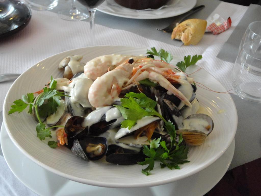 רוסקוף Logis Hotel Les Chardons Bleus Restaurant Le Bistrot De La Mer מראה חיצוני תמונה