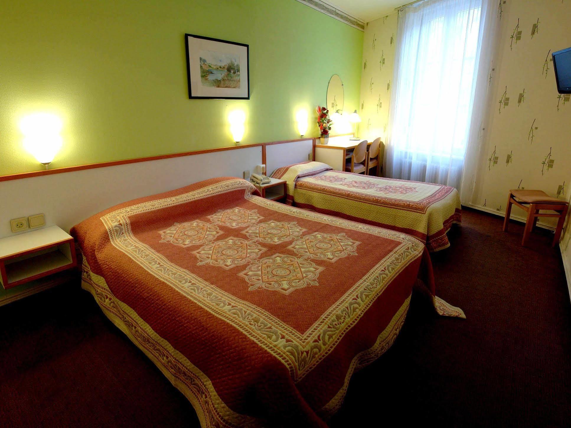 רוסקוף Logis Hotel Les Chardons Bleus Restaurant Le Bistrot De La Mer מראה חיצוני תמונה