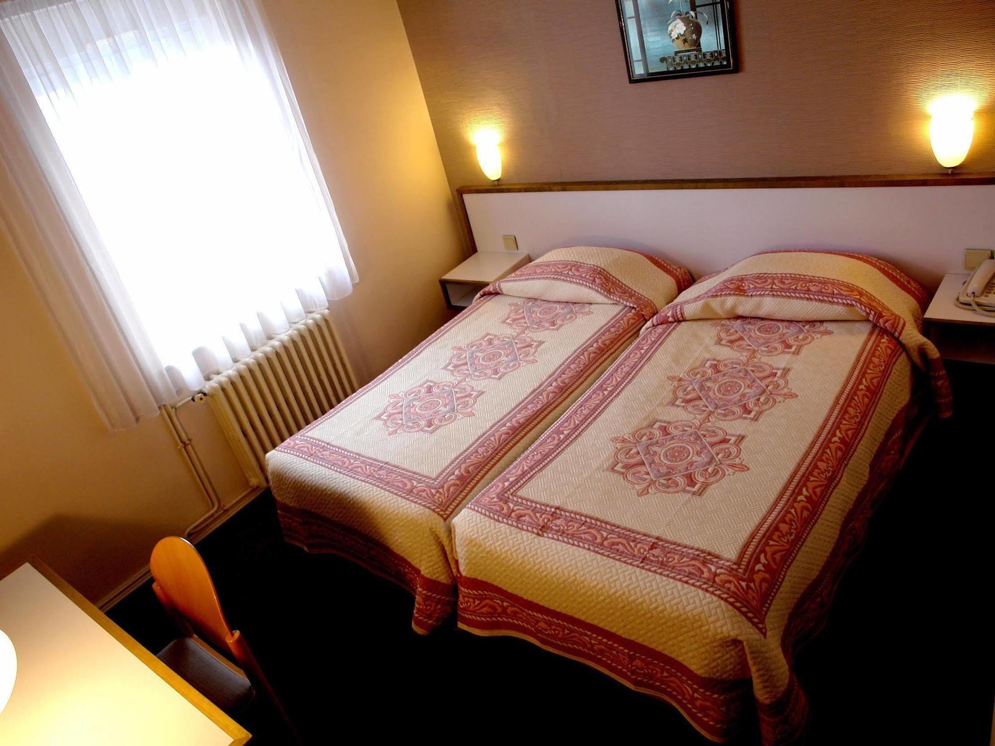 רוסקוף Logis Hotel Les Chardons Bleus Restaurant Le Bistrot De La Mer מראה חיצוני תמונה