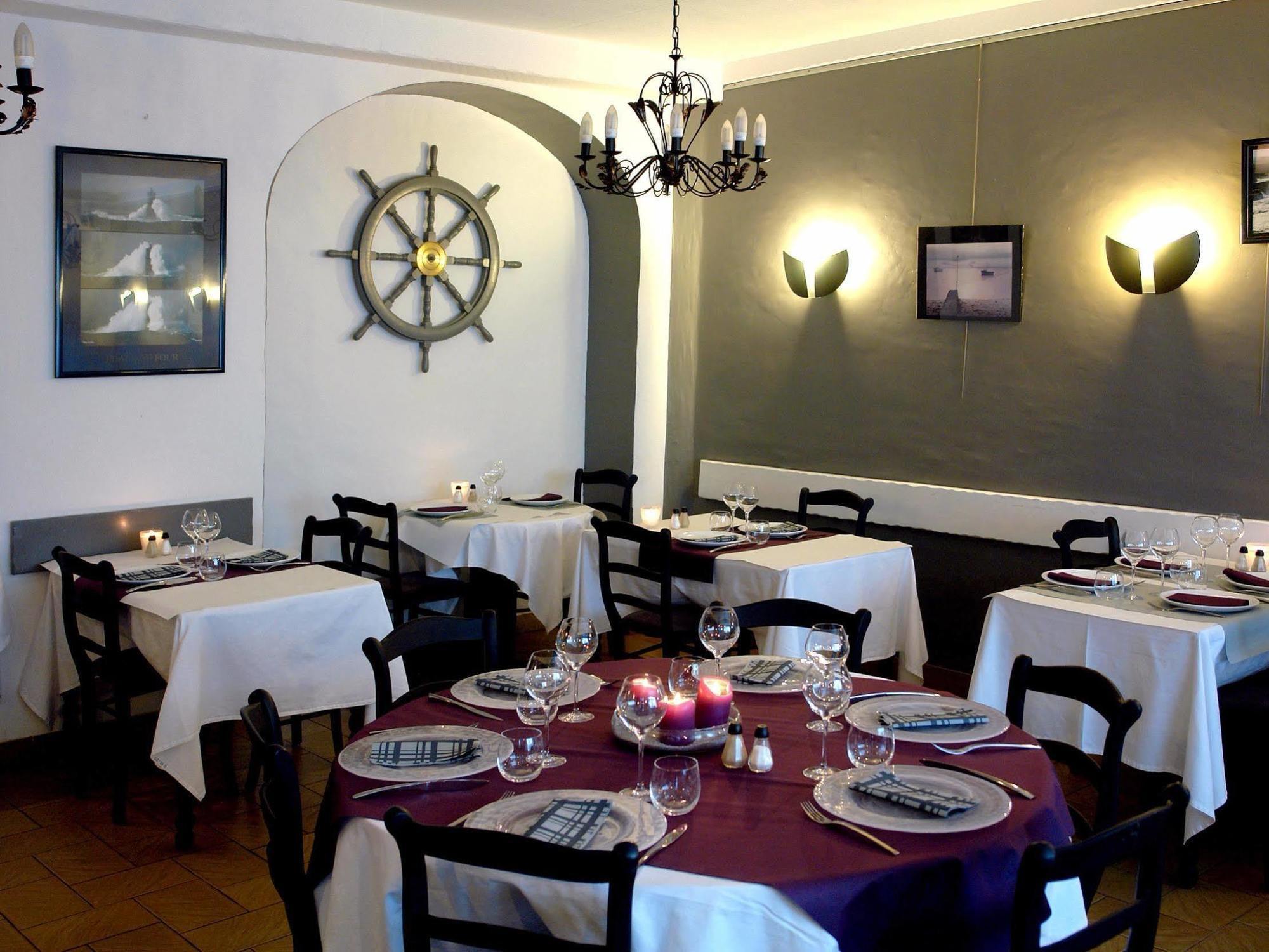 רוסקוף Logis Hotel Les Chardons Bleus Restaurant Le Bistrot De La Mer מראה חיצוני תמונה