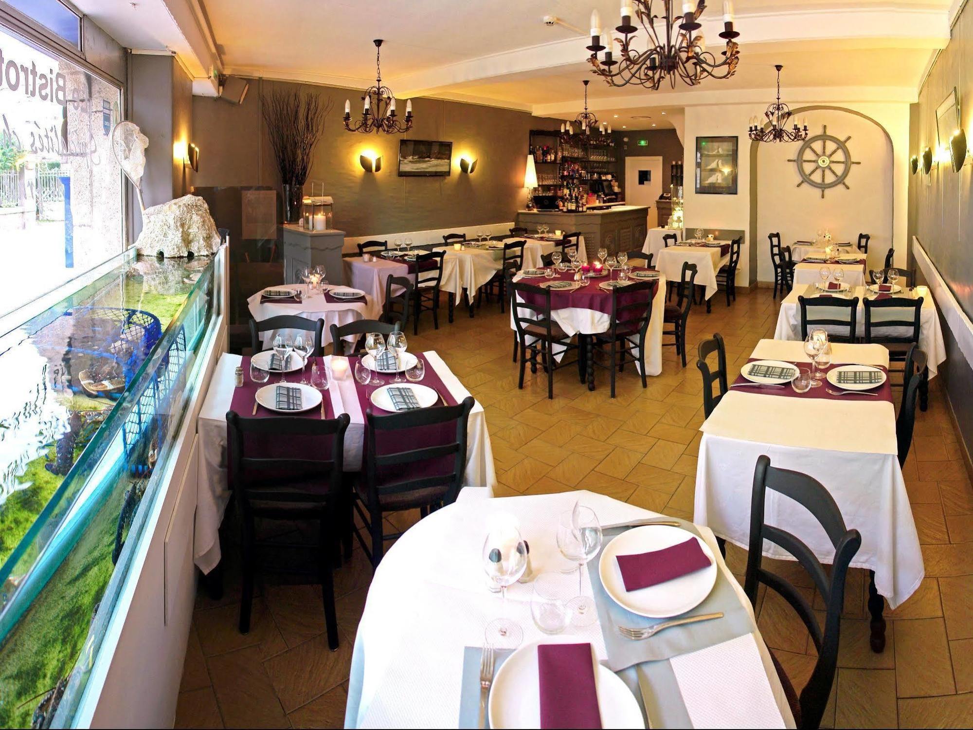 רוסקוף Logis Hotel Les Chardons Bleus Restaurant Le Bistrot De La Mer מראה חיצוני תמונה